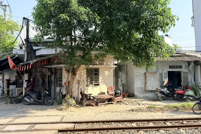 Hai nhân viên gác chắn đường sắt bị hành hung